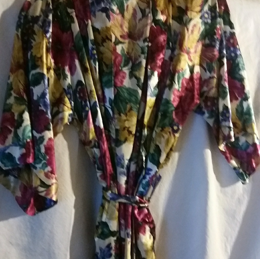 Pretty satin Robe - Picture 3 of 3